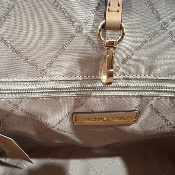 Michael Michael Kors Jet Set MD Carryall Tote Bag. NWT - Picture 7 of 11